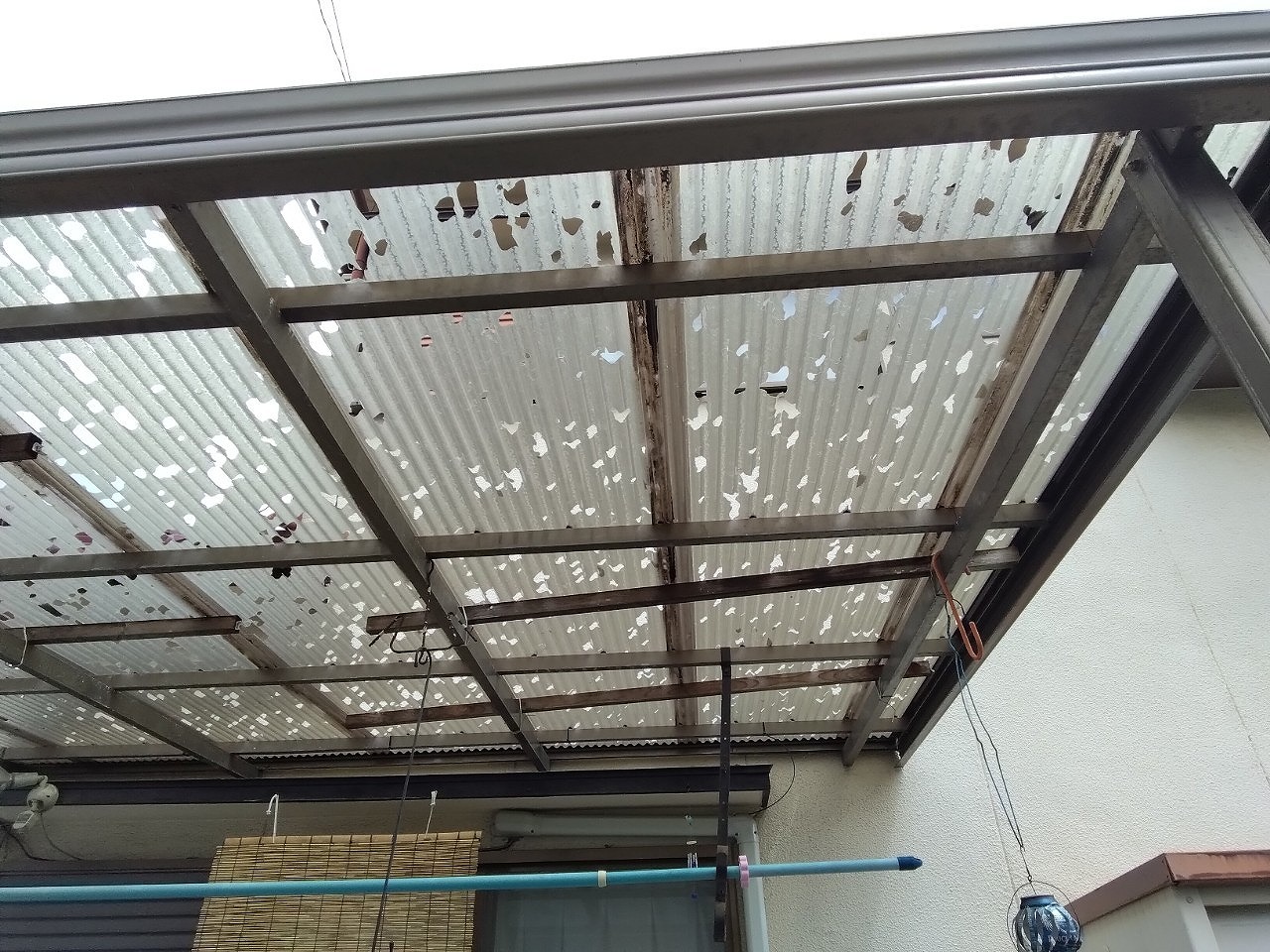 加古川市で雹被害！カーポート屋根や板金庇の損傷を火災保険で修理