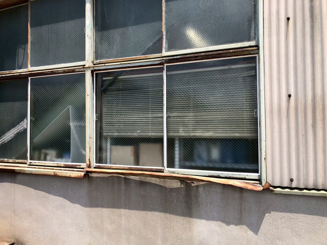 加古川市　建物が古くなった工場の窓ガラスがひび割れて交換の依頼がありました。