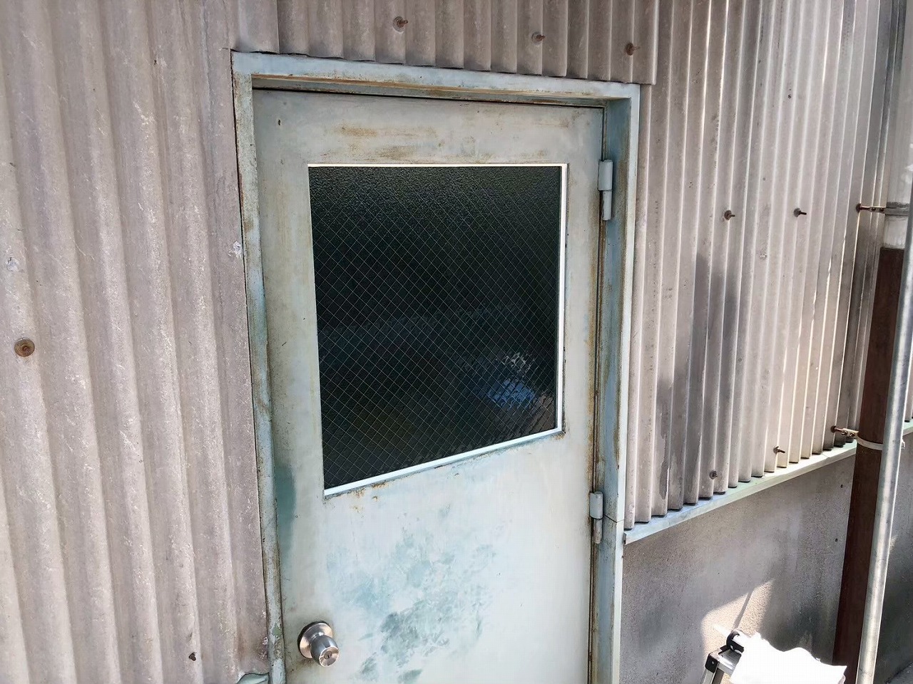 加古川市　老朽化した工場にて、窓ガラスの割れやひび割れ！安全確保のため交換を希望