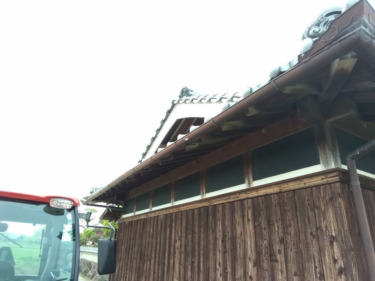 加古郡稲美町　古民家にて雹(ひょう)被害！軒樋やカーポート波板が貫通した被害事例