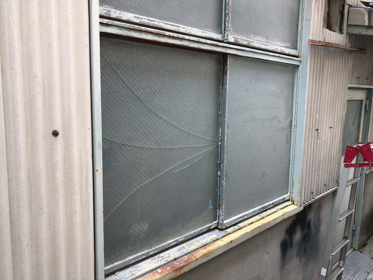 加古川市で工場すりガラスひび