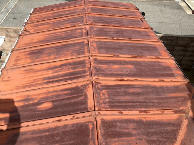 姫路市の穴が開いたトタン屋根