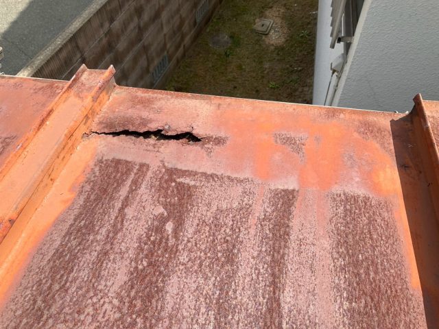 姫路市の劣化して穴が開いたトタン屋根