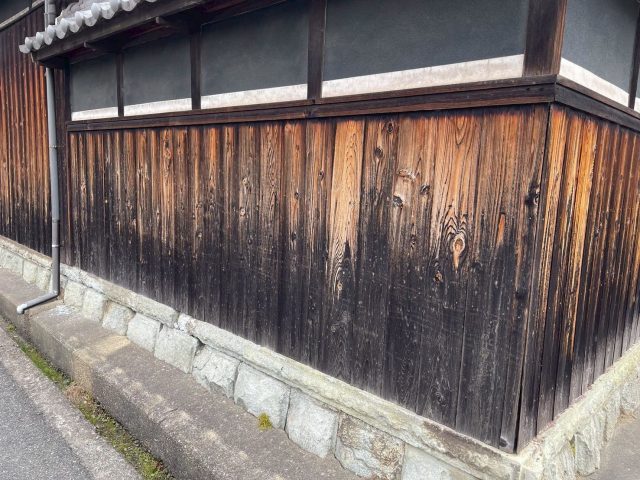 加古川市の老朽化が進んだ焼き板