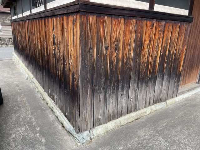 加古川市の劣化した焼き板