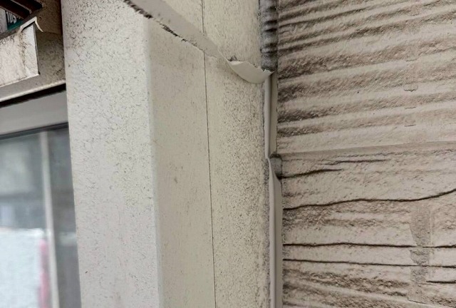 明石市の戸建て　コーキングのはがしてる様子