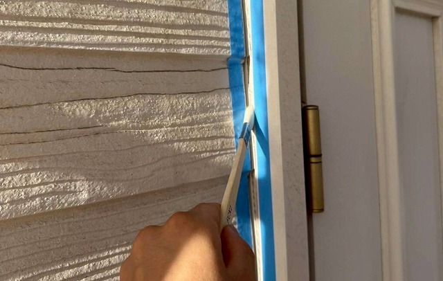 明石市の戸建て　コーキングの下地処理2