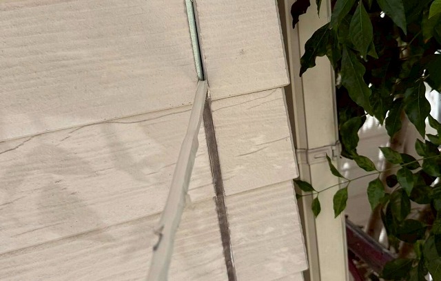 明石市の戸建で塗膜が剥がれたベランダ防水工事を開始！FRP防水を行います