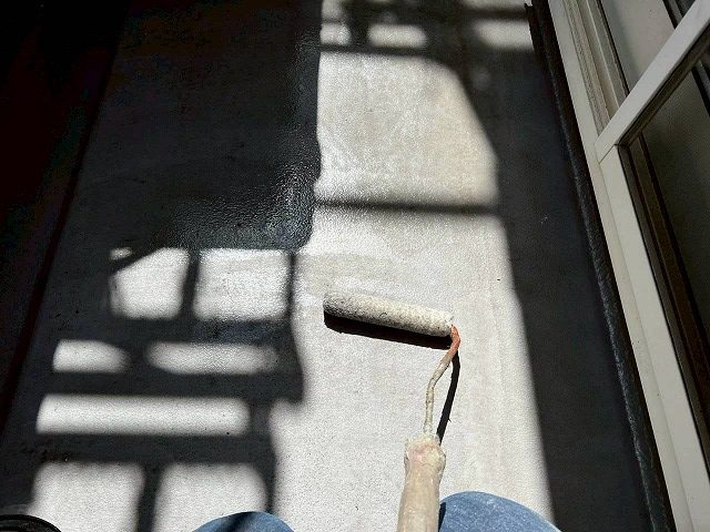 明石市の戸建て　ベランダの上塗り