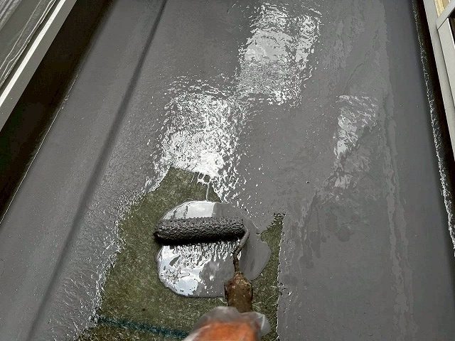 明石市の戸建て　ベランダの中塗り