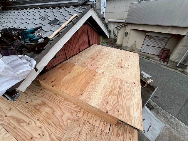 明石市　日本家屋屋根に合板を設置