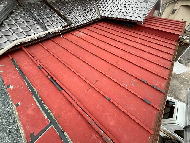 明石市にて屋根の防水シートを新しく貼り替え！雨水による腐食や黒ずみがありました
