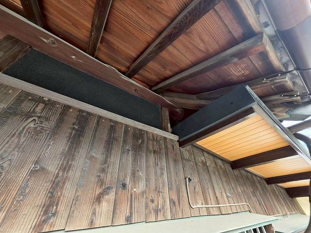 明石市にて屋根の下地補修を開始！防水シートがぐずぐずに劣化した屋根材を撤去しました