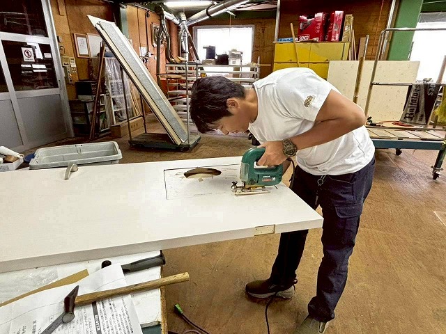加古川市　室内扉の工事の様子