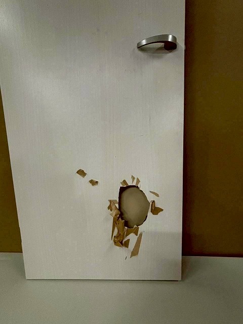 加古川市　室内扉の破損状況