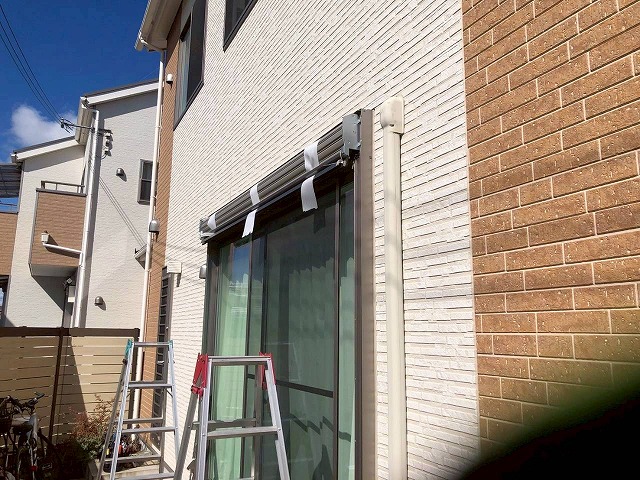 加古川市　シャッターを取り付ける様子