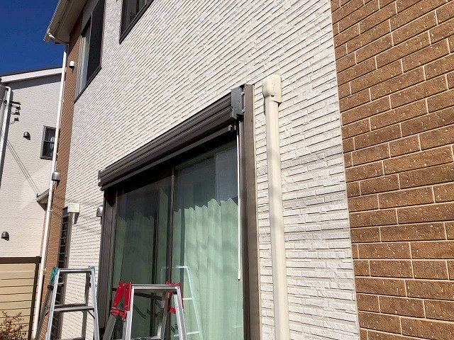 加古川市　シャッターのカバーを取り外し