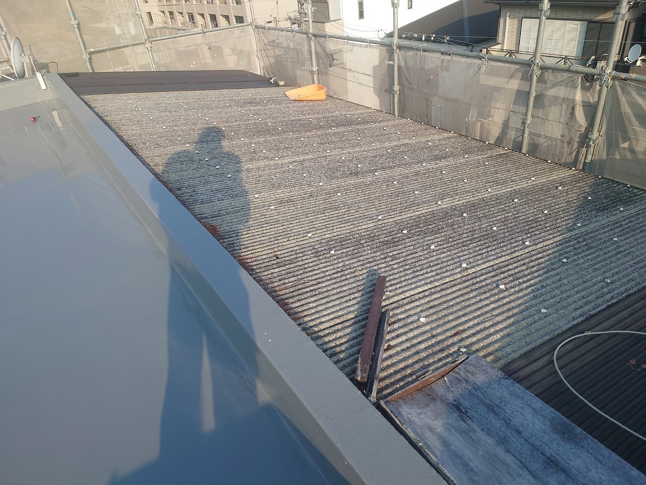 西宮市　3階建ての家で3階ベランダの屋根材波板が経年劣化の為、交換工事を行った。