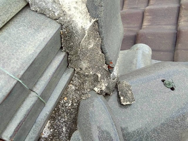 加古川市で和瓦の漆喰(しっくい)が剥がれひび割れ！棟まわりを屋根診断士が現地調査