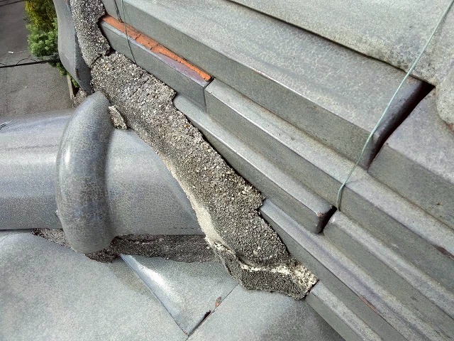 棟端部の漆喰剥がれ