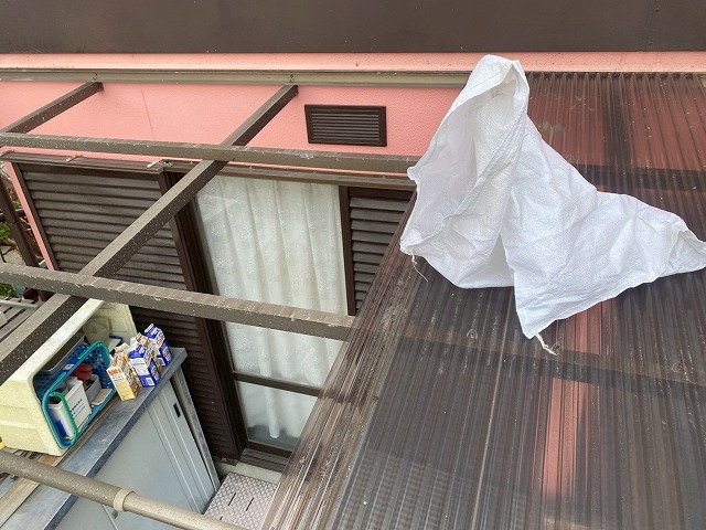 加古川市　古い波板の取り外し途中