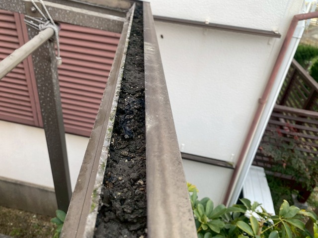 加古川市　フレーム溝にたまった泥