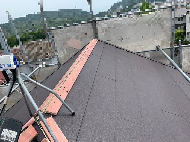 神戸市　カバー工法工事、屋根材シルキーG２　施工　シルキーG２　棟下地・貫板取付