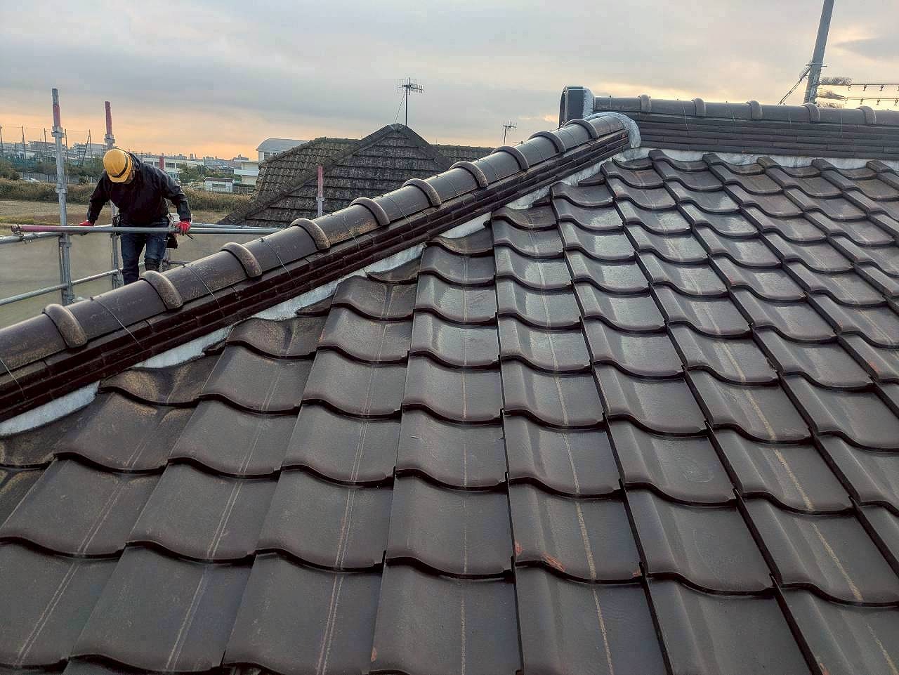 高砂市で屋根の葺き替え工事を行います。棟周りにも傷みが見られる雨漏りに悩むお宅でした