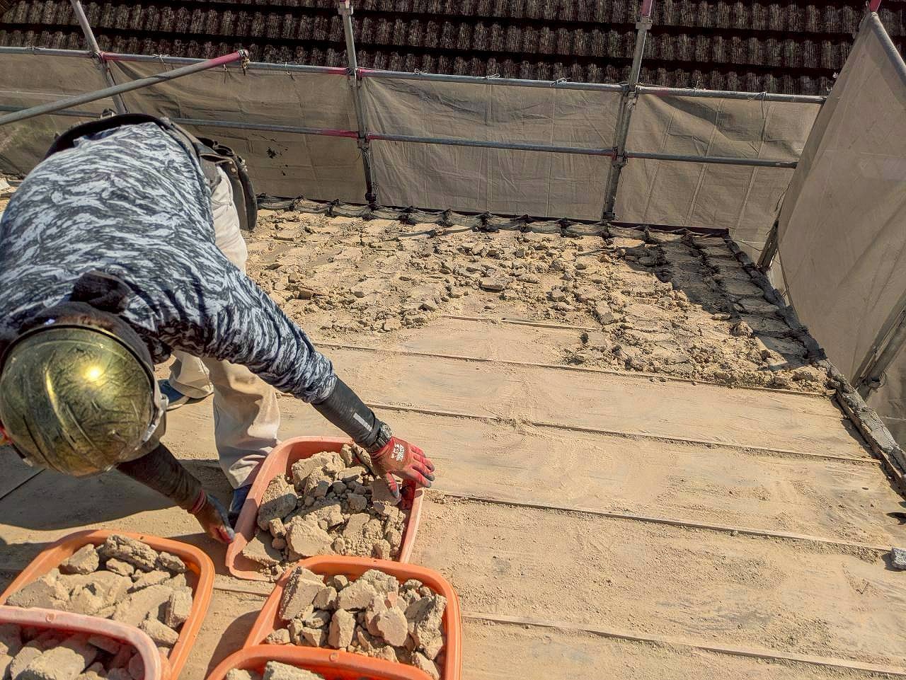 高砂市　屋根の吹き土を片付ける様子