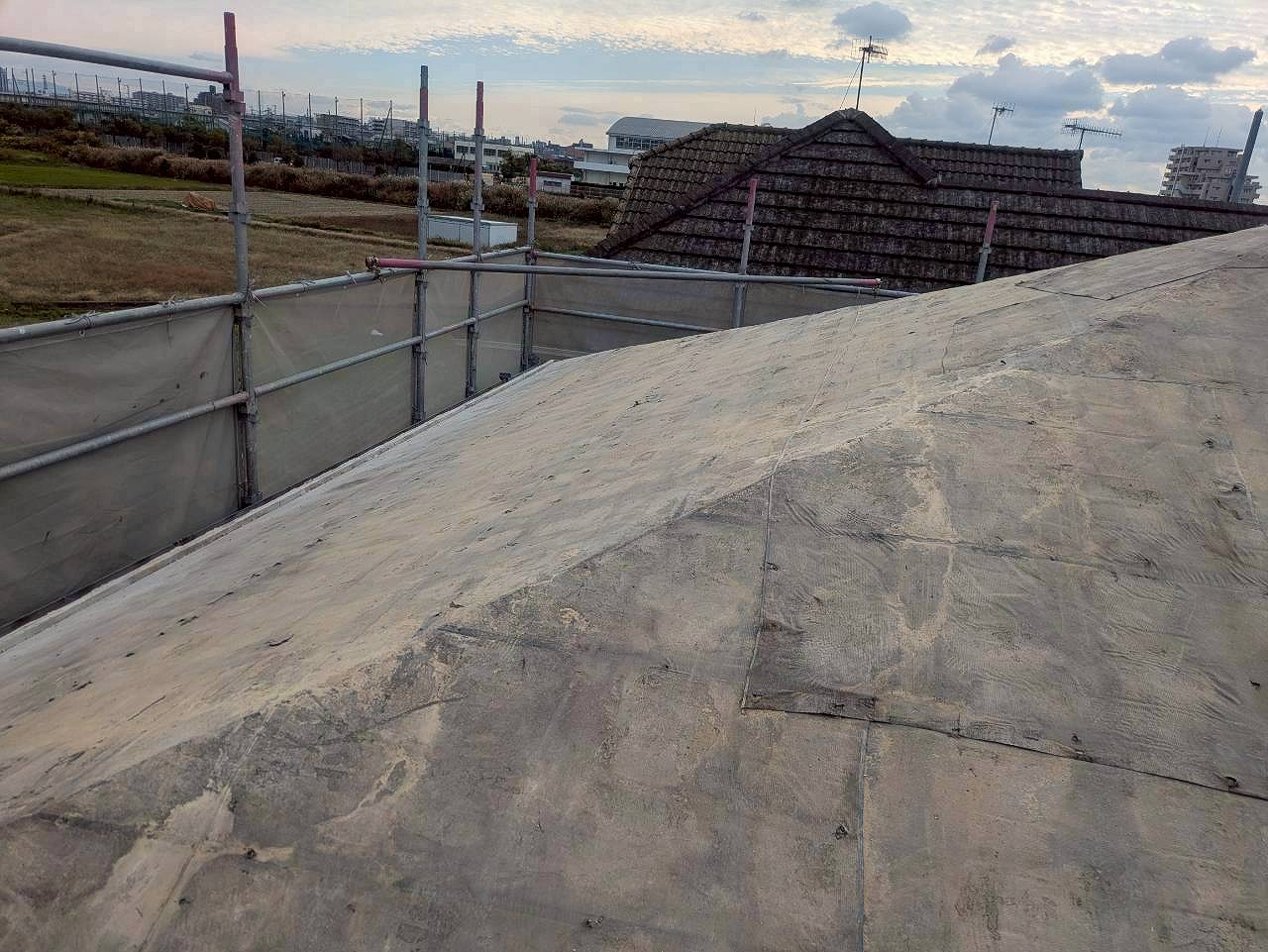 高砂市で葺き替え工事の工程を紹介！針葉樹合板を張って屋根の下地を新しく整えました