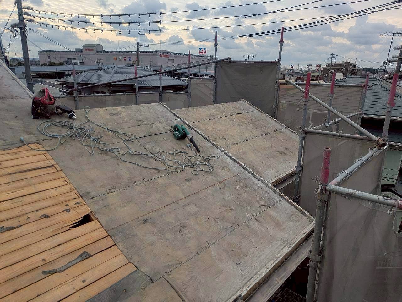 高砂市で葺き替え工事を進行中！野地板の状態確認と天井裏の雨漏り跡をチェックします