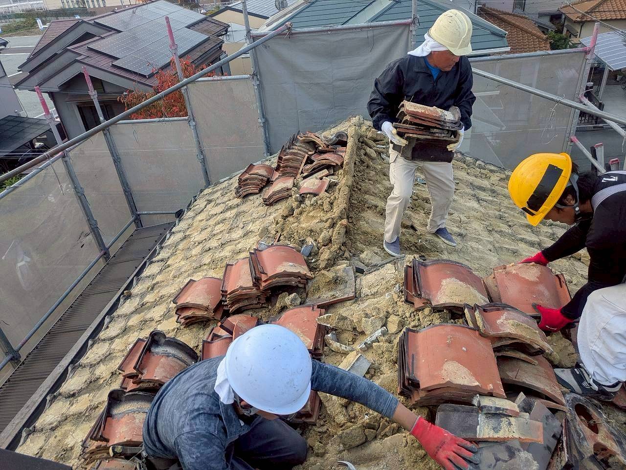 高砂市　複数人で瓦撤去作業