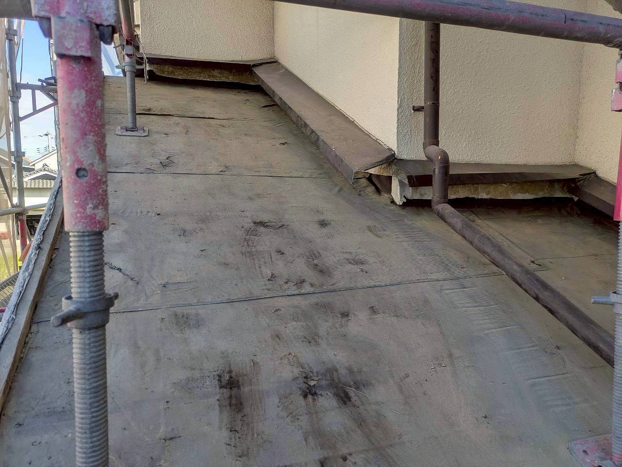 高砂市　下屋根の葺き土を撤去