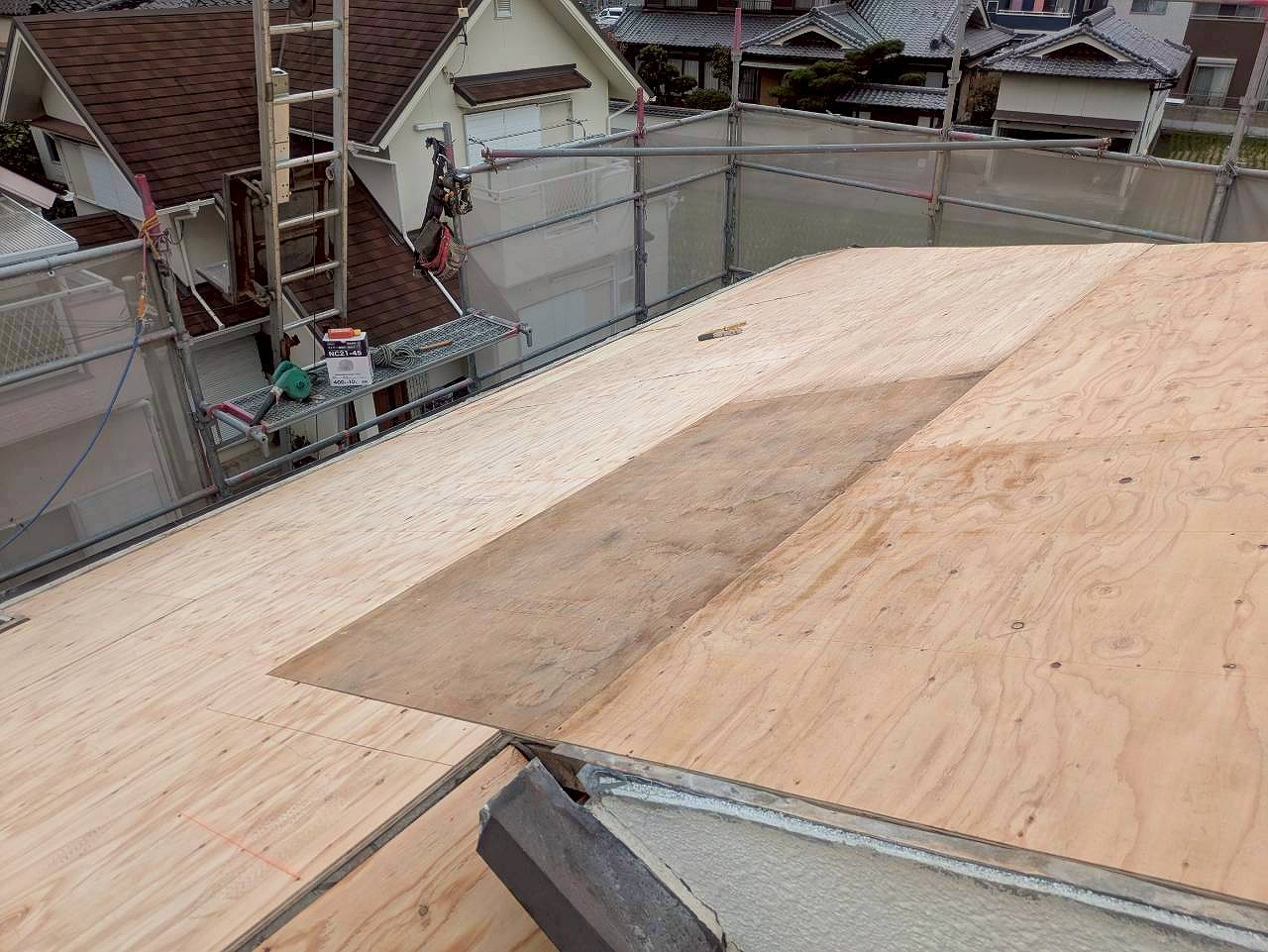 高砂市　屋根の野地板貼り作業