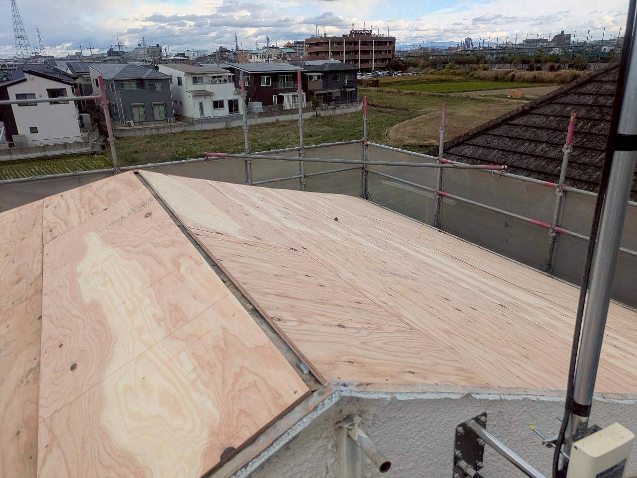 高砂市　屋根に野地板を設置