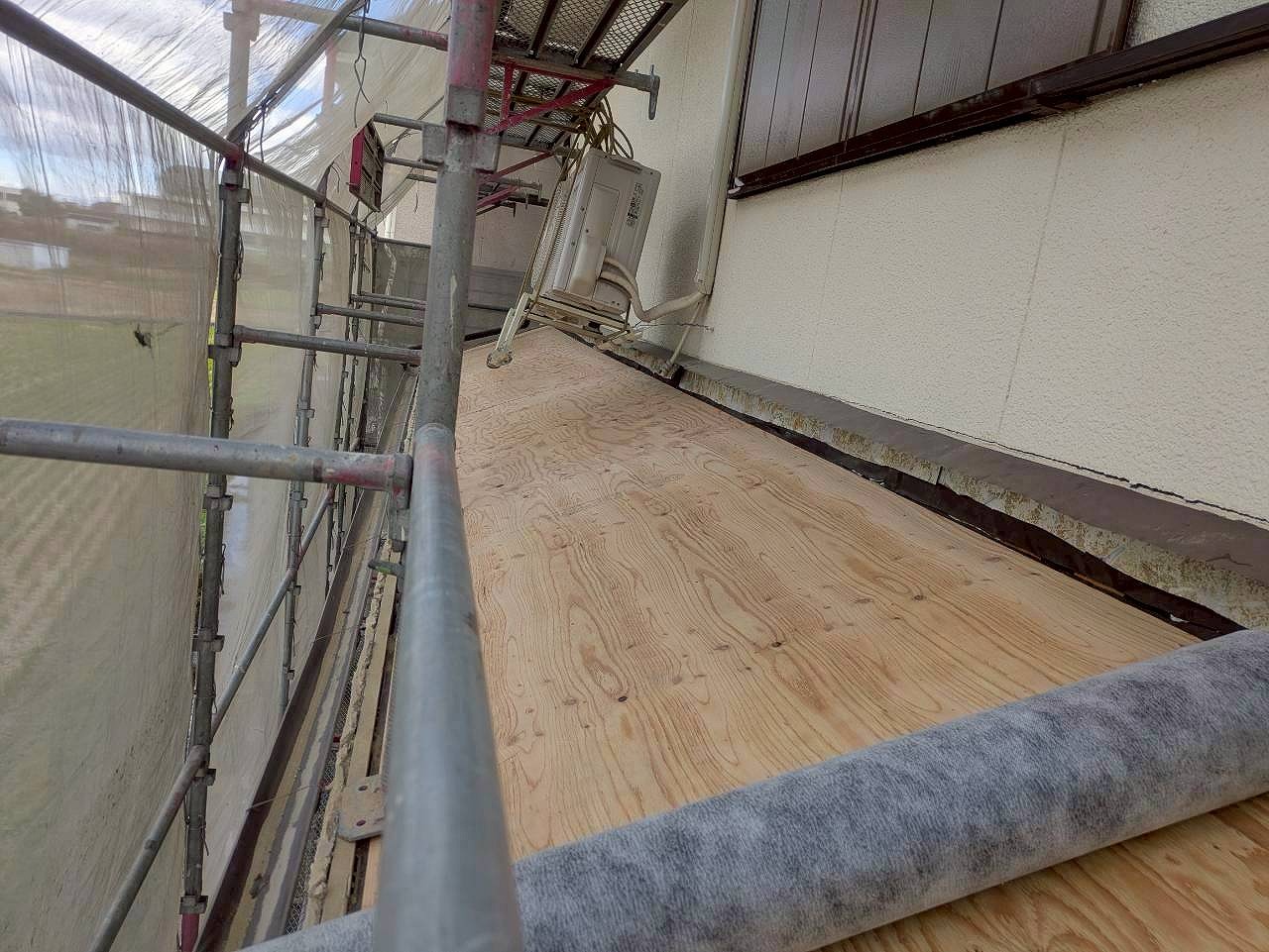 高砂市　下屋根に野地板を設置