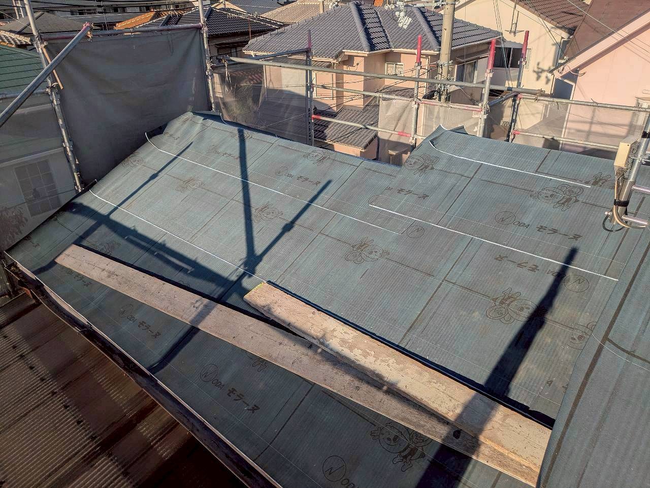 高砂市　下屋根のルーフィング作業