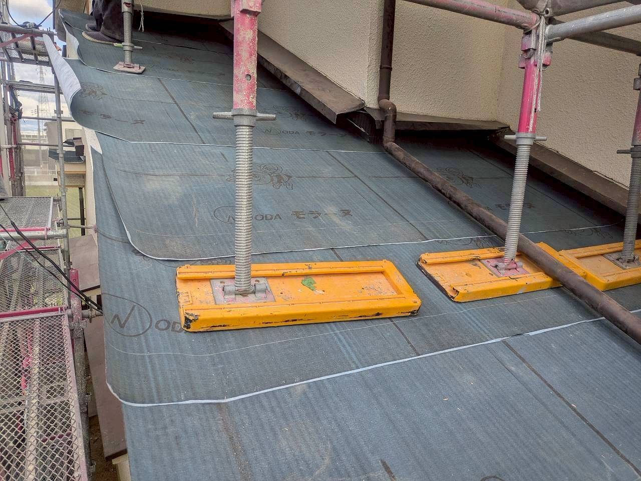 高砂市　下屋根のルーフィングを終えた様子