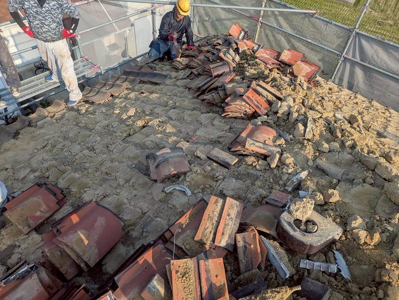 高砂市　葺き土を瓦を処理