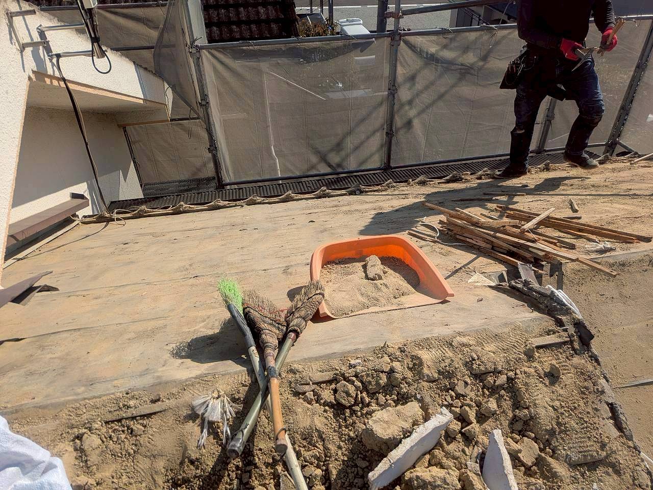 高砂市　ちりとりで屋根の葺き土を掃除