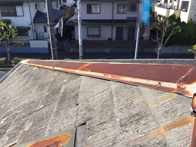 明石市の錆で茶色くなった棟板金