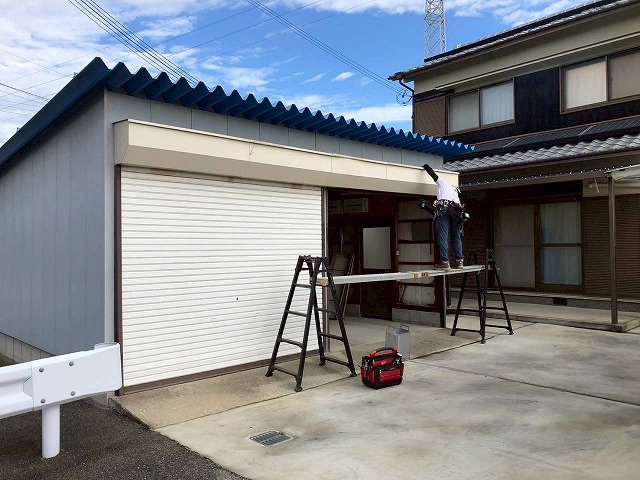 加古川市でガレージのシャッター交換工事を行いました！既存シャッターを撤去して新設します