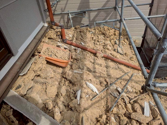 加古川市　葺き土を掃除する様子