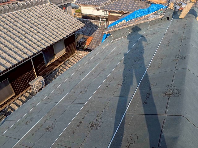 加古川市　防水シートを敷いた屋根　上から
