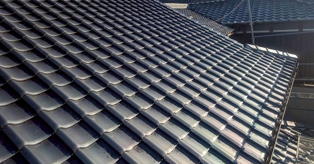 加古川市で屋根葺き替え工事が完了！瓦屋根・棟・破風・軒天まで整った住まいの全体ビフォアアフター