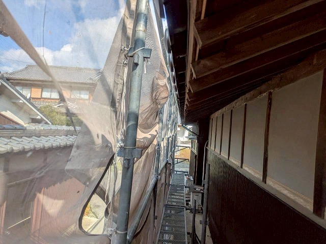 加古川市で軒天補修と塗装工事を実施！内部の劣化を補修し、雨樋も含めて美しく仕上げました