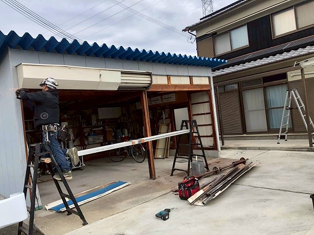 加古川市_シャッターの取り外し作業の様子