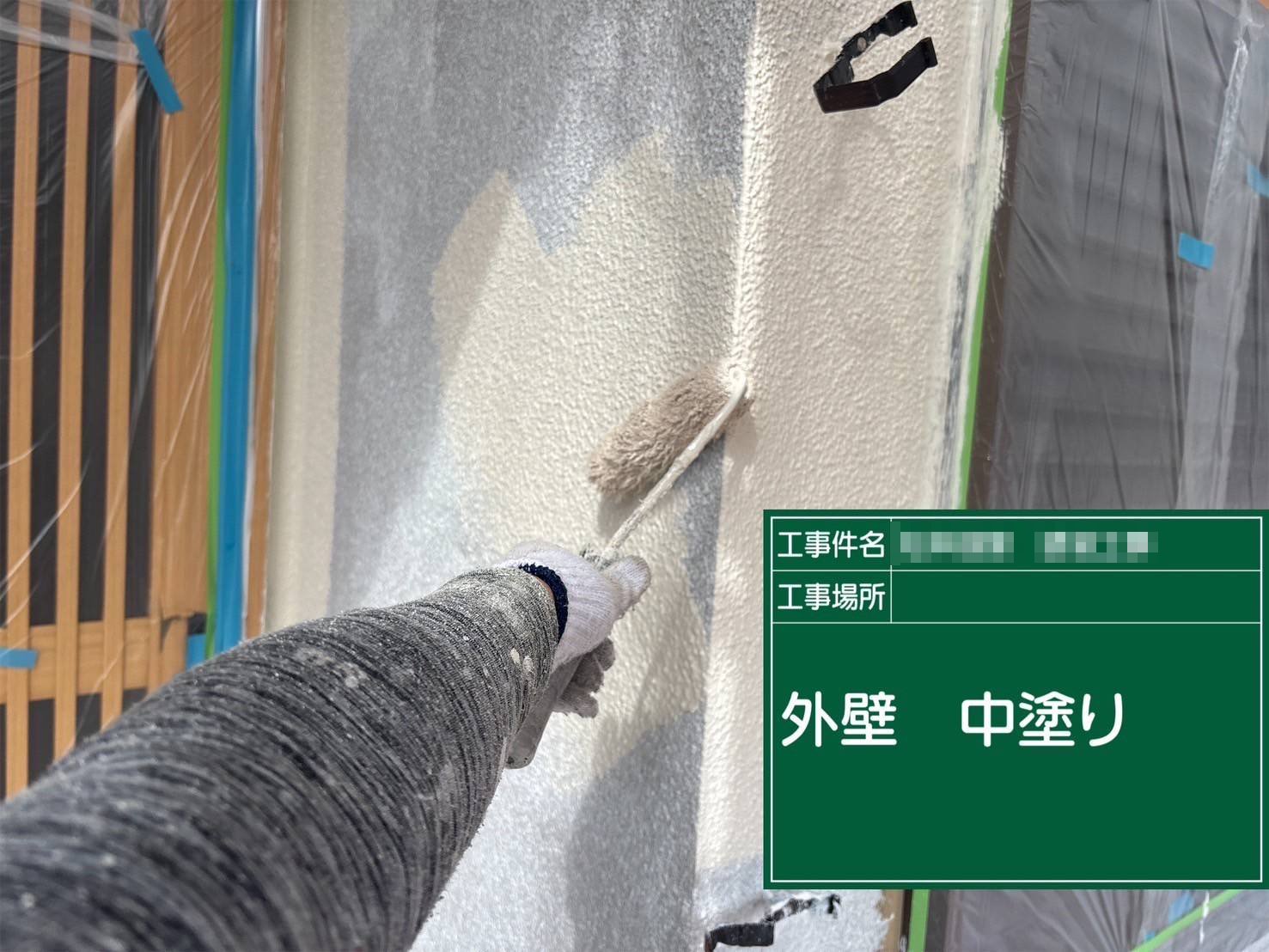 明石市　玄関まわりの外壁塗装工事 中塗り