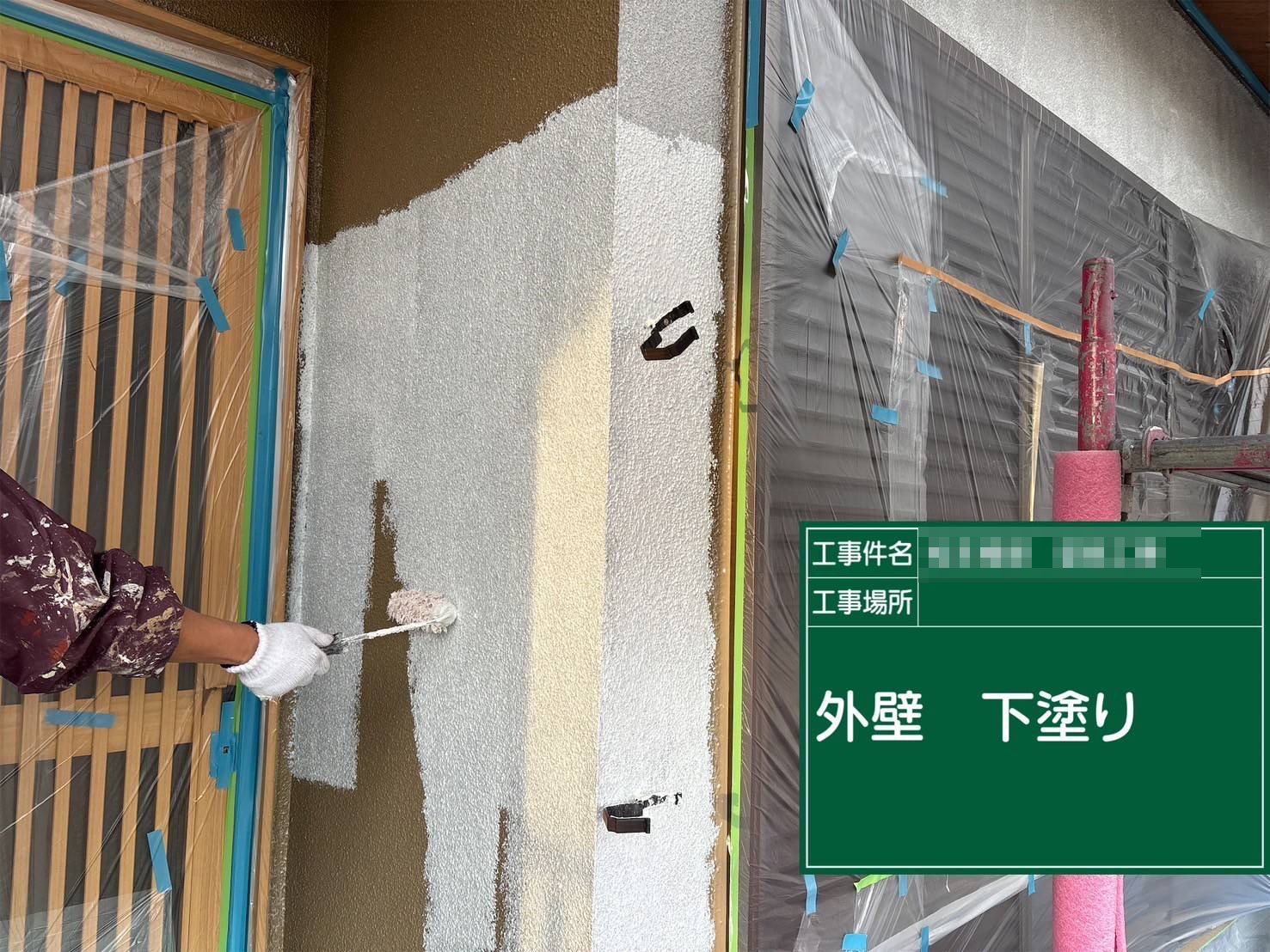 明石市　玄関まわりの外壁塗装工事 下塗り