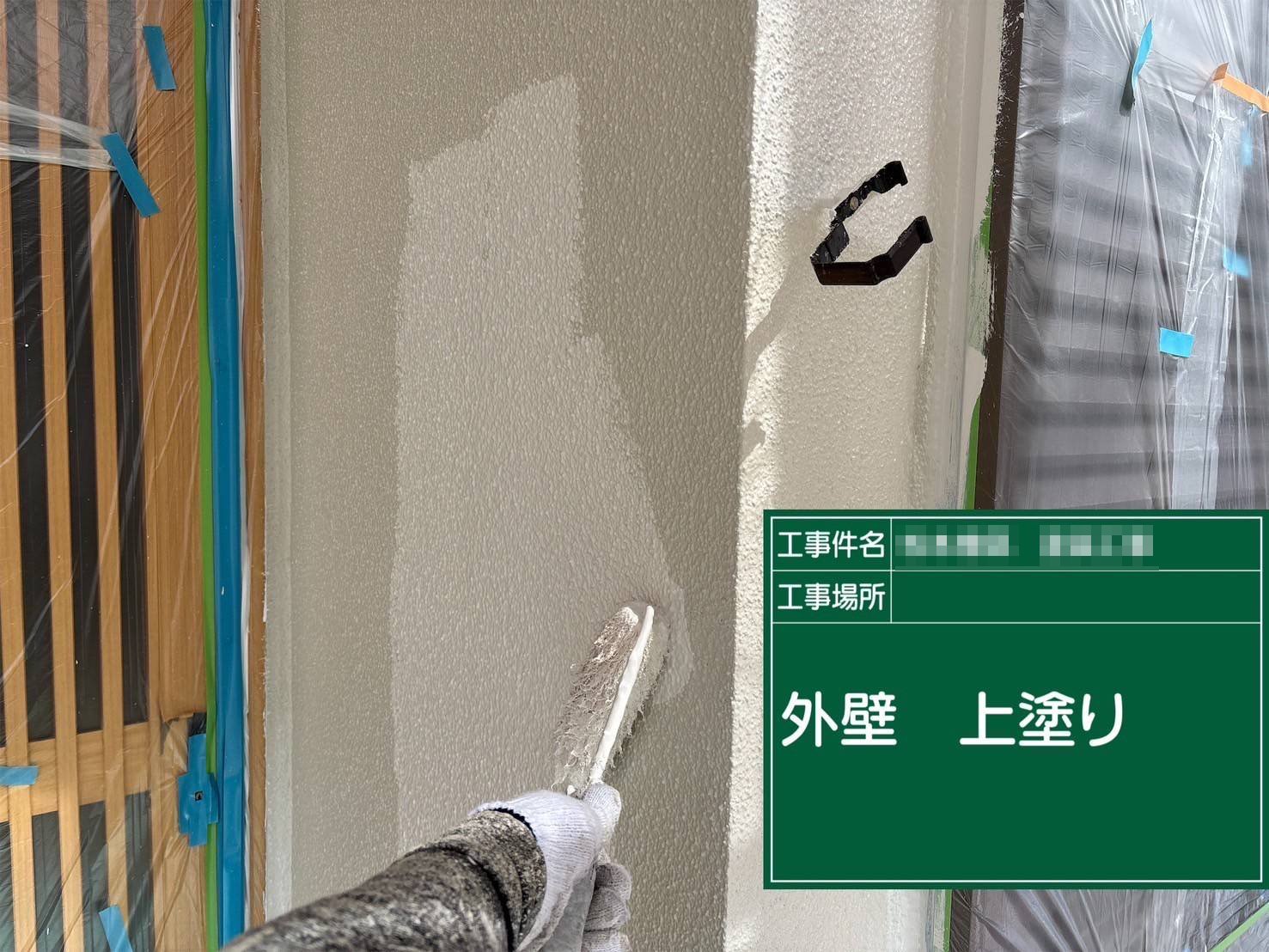 明石市　玄関まわりの外壁塗装工事 上塗り